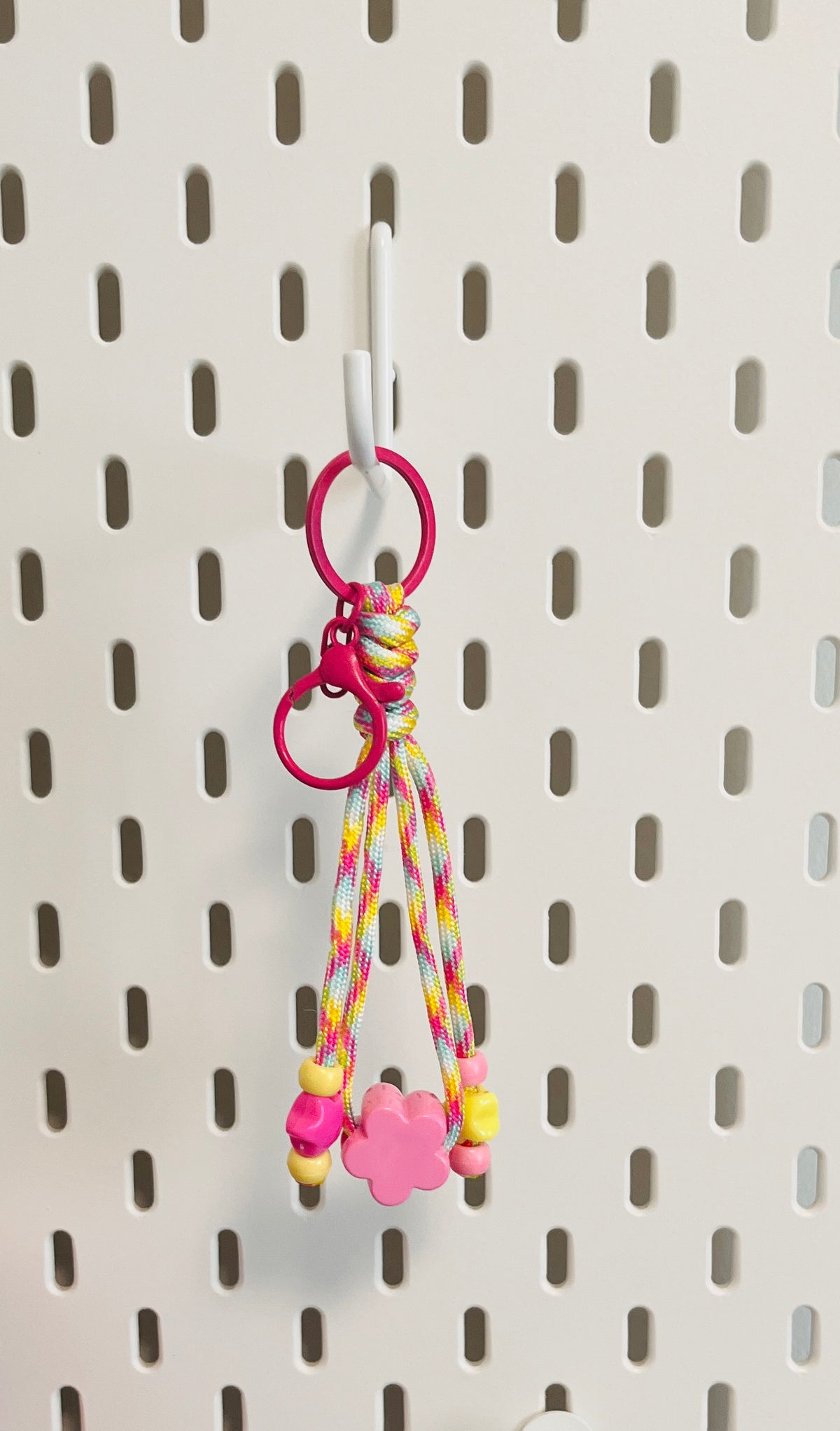 Porte-clé paracorde Fleur – Rose Fuchsia & Jaune