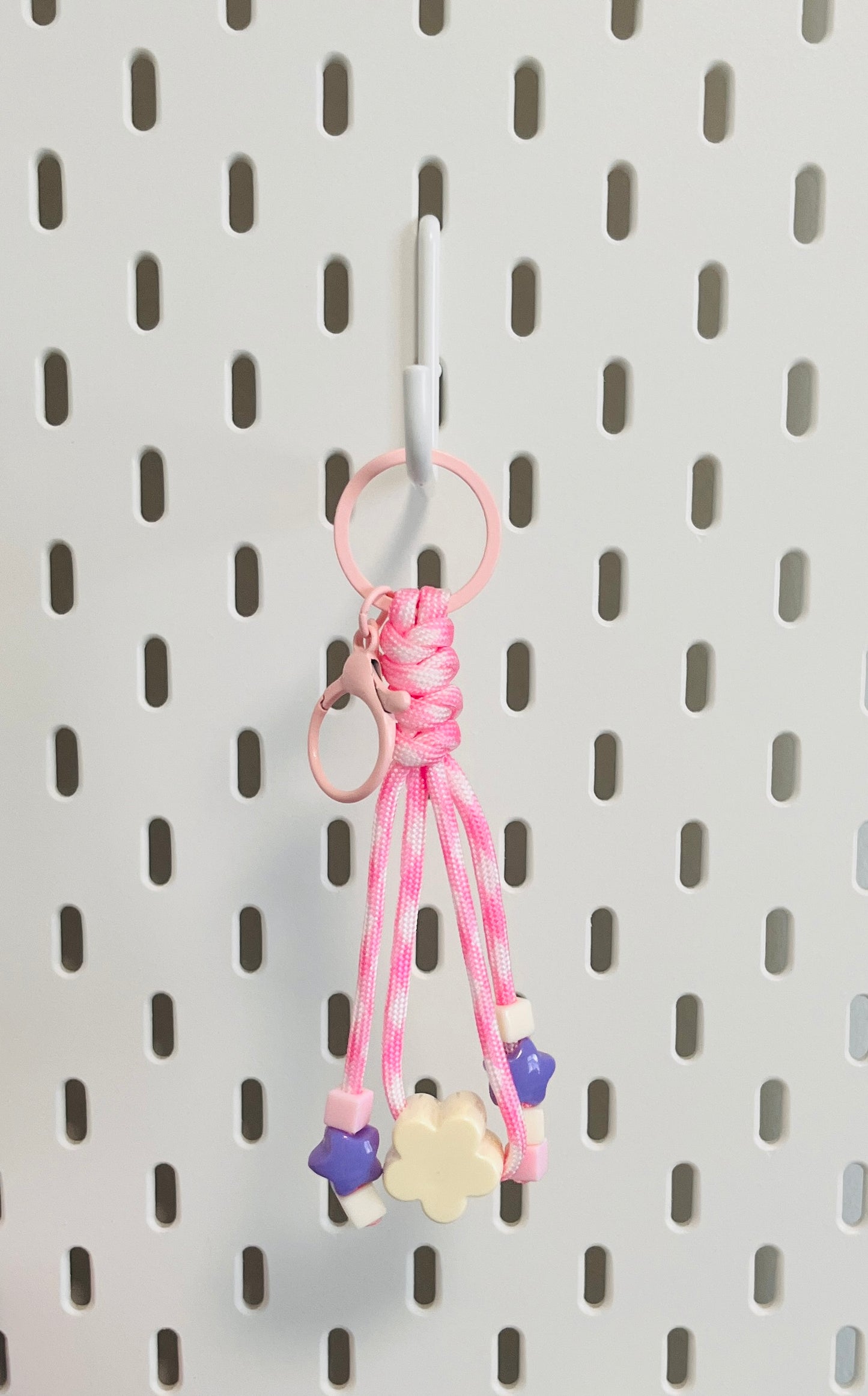 Porte-clé paracorde Fleur – Rose et blanc