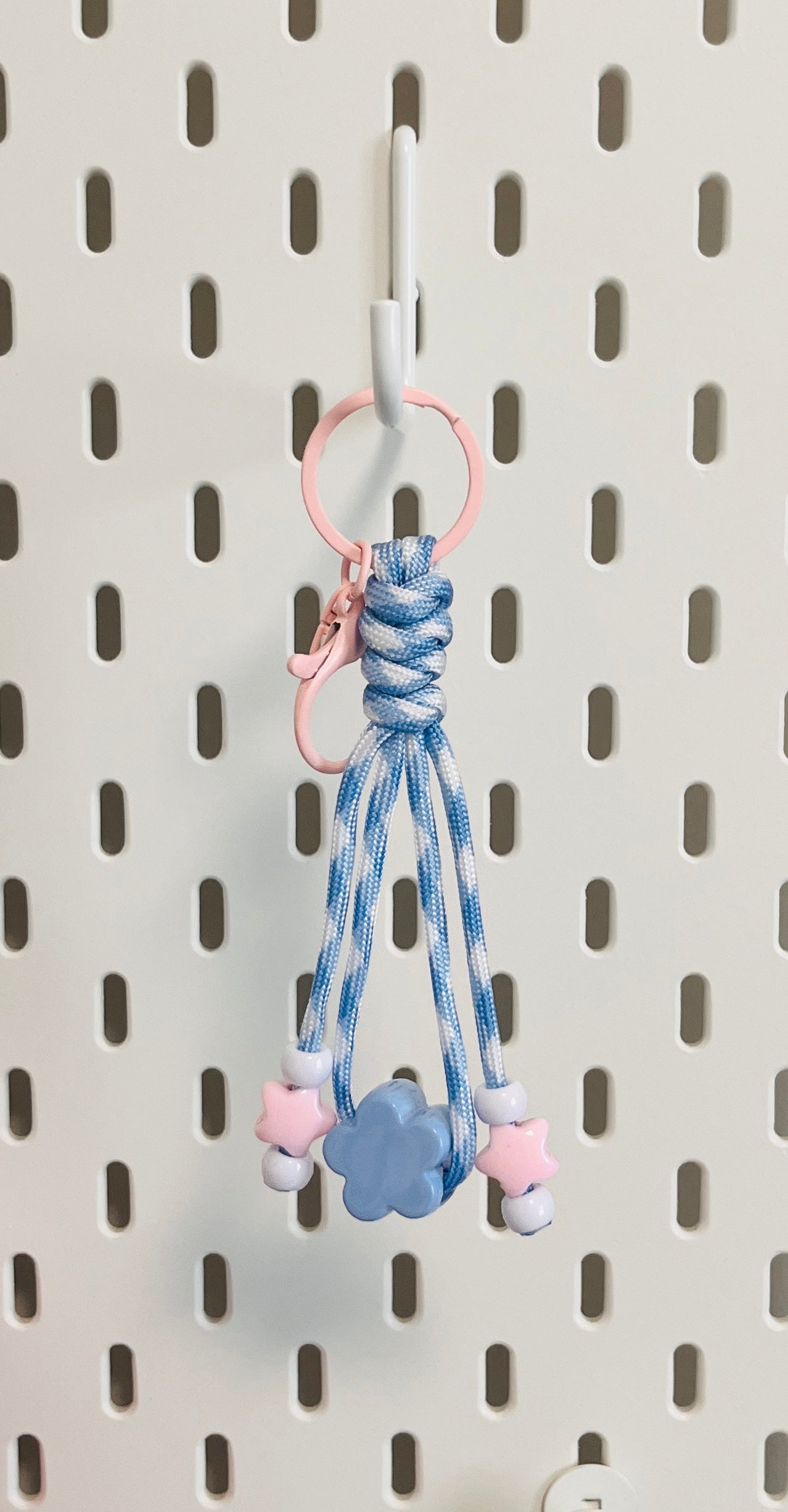 Porte-clé paracorde Fleur – Bleu ciel et Blanc