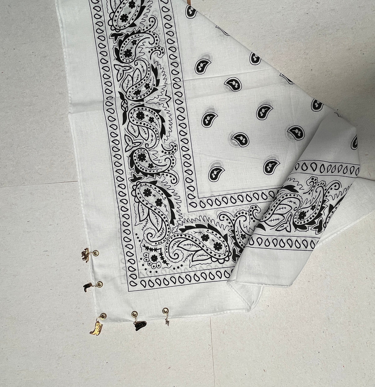 Bandana à Charm's – Édition blanc