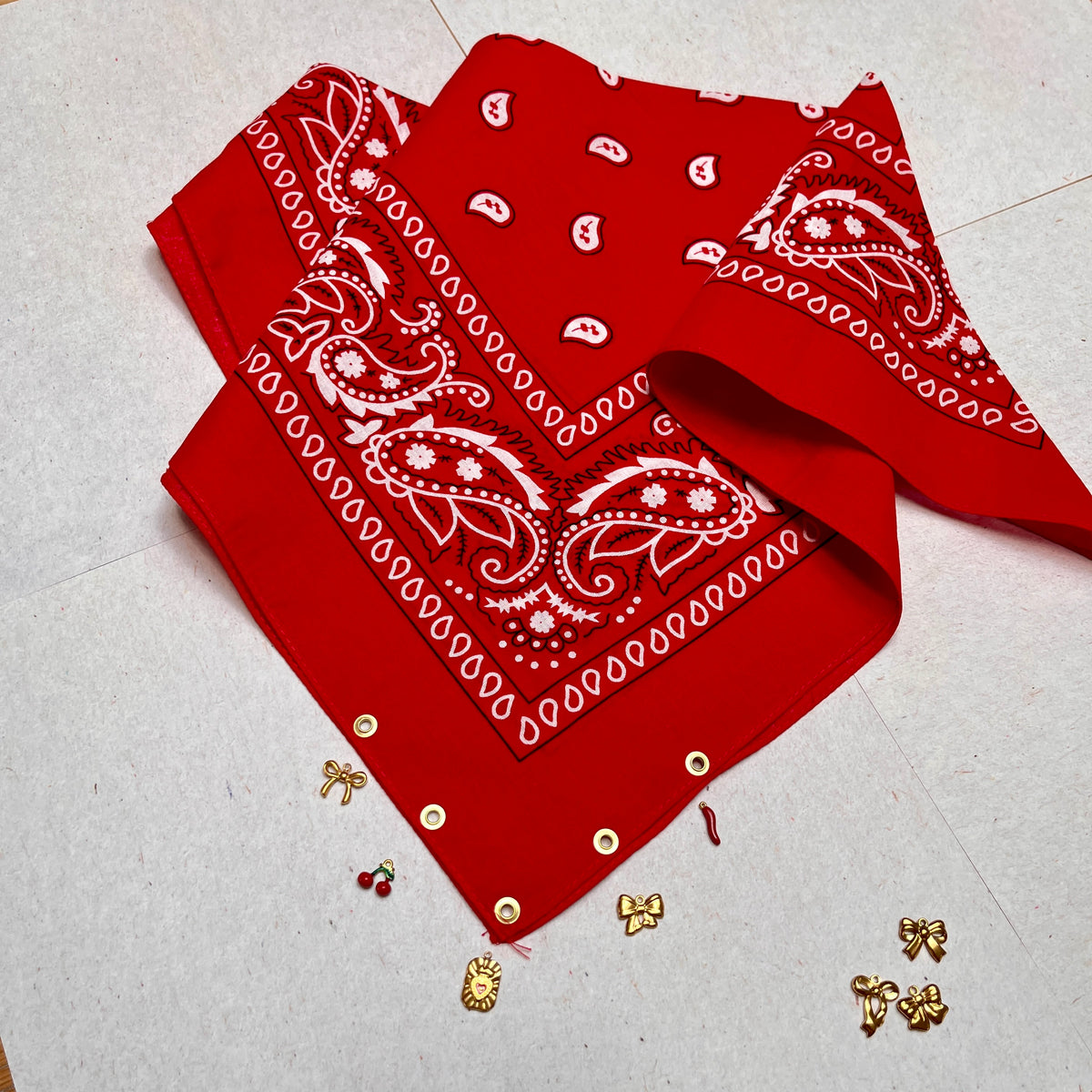 Bandana à Charm's – Édition Rouge