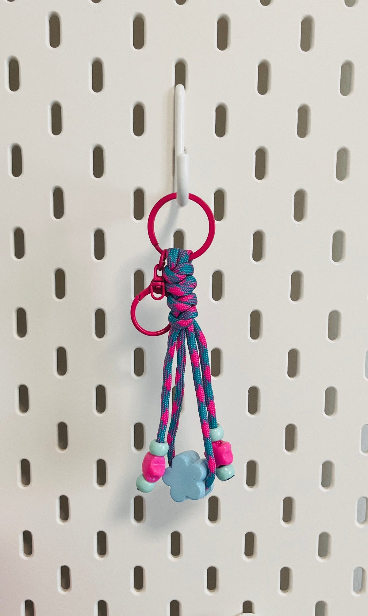 Porte-clé paracorde tressé rose fuchsia et bleu avec perles et pendentif fleur