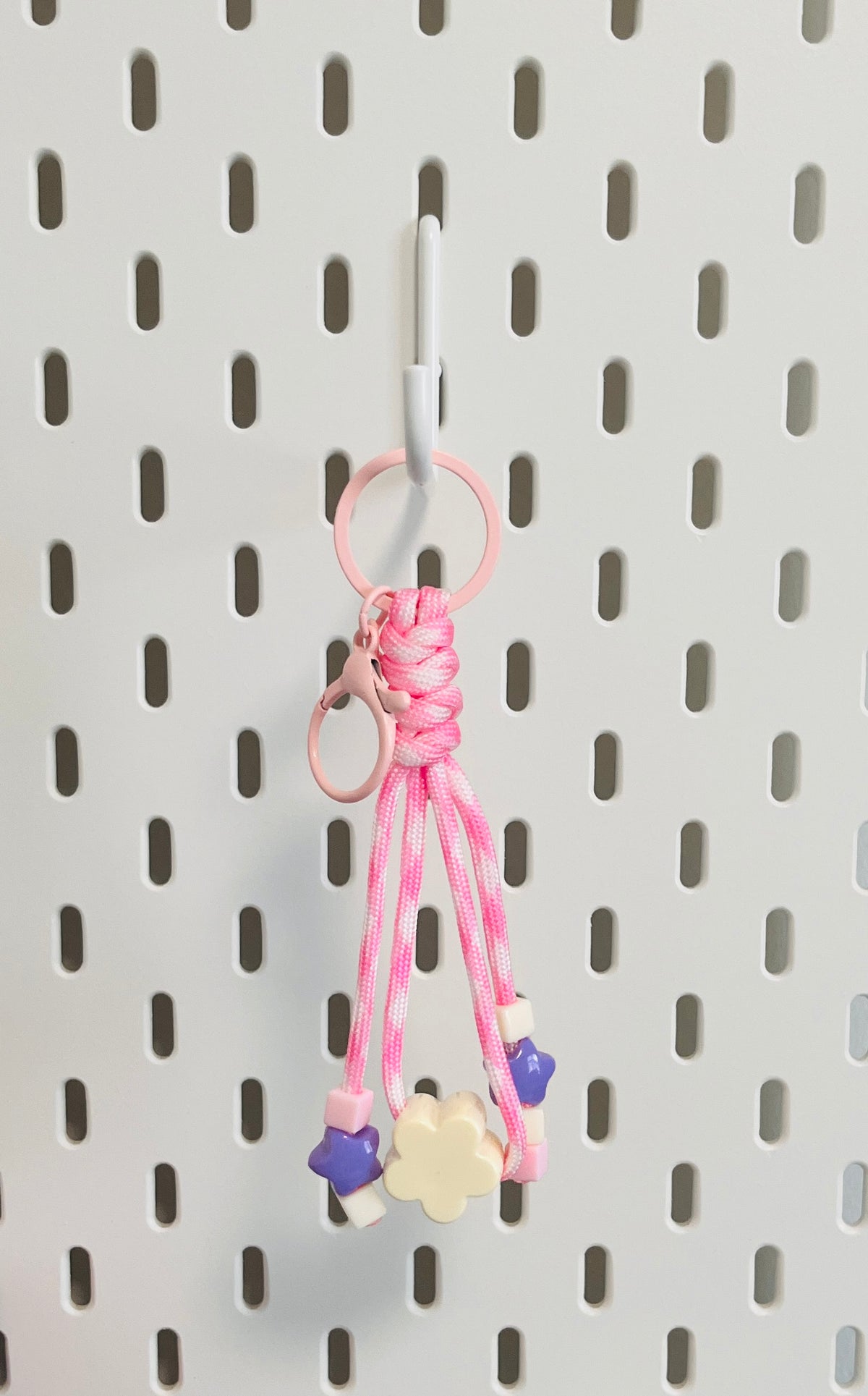 Porte-clé paracorde Fleur – Rose et blanc