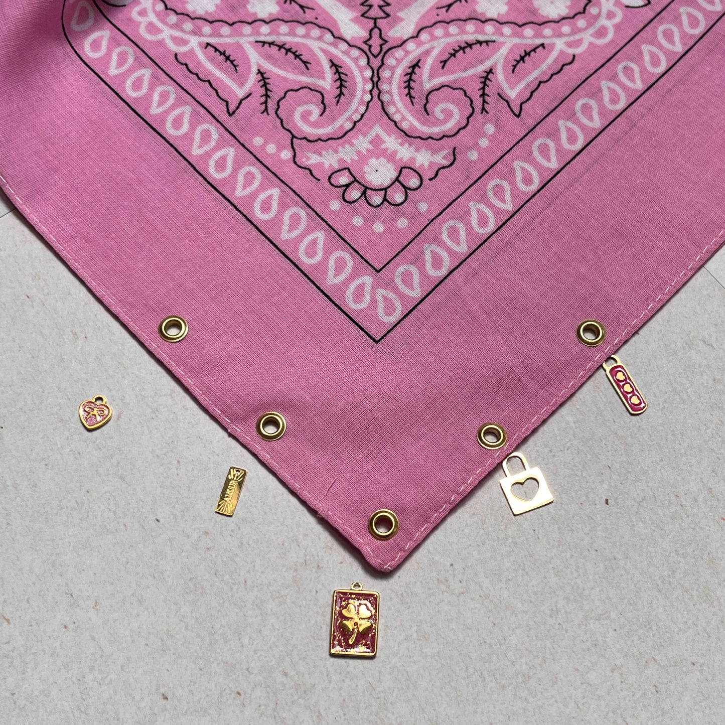 Bandana à Charm's – Édition Rose