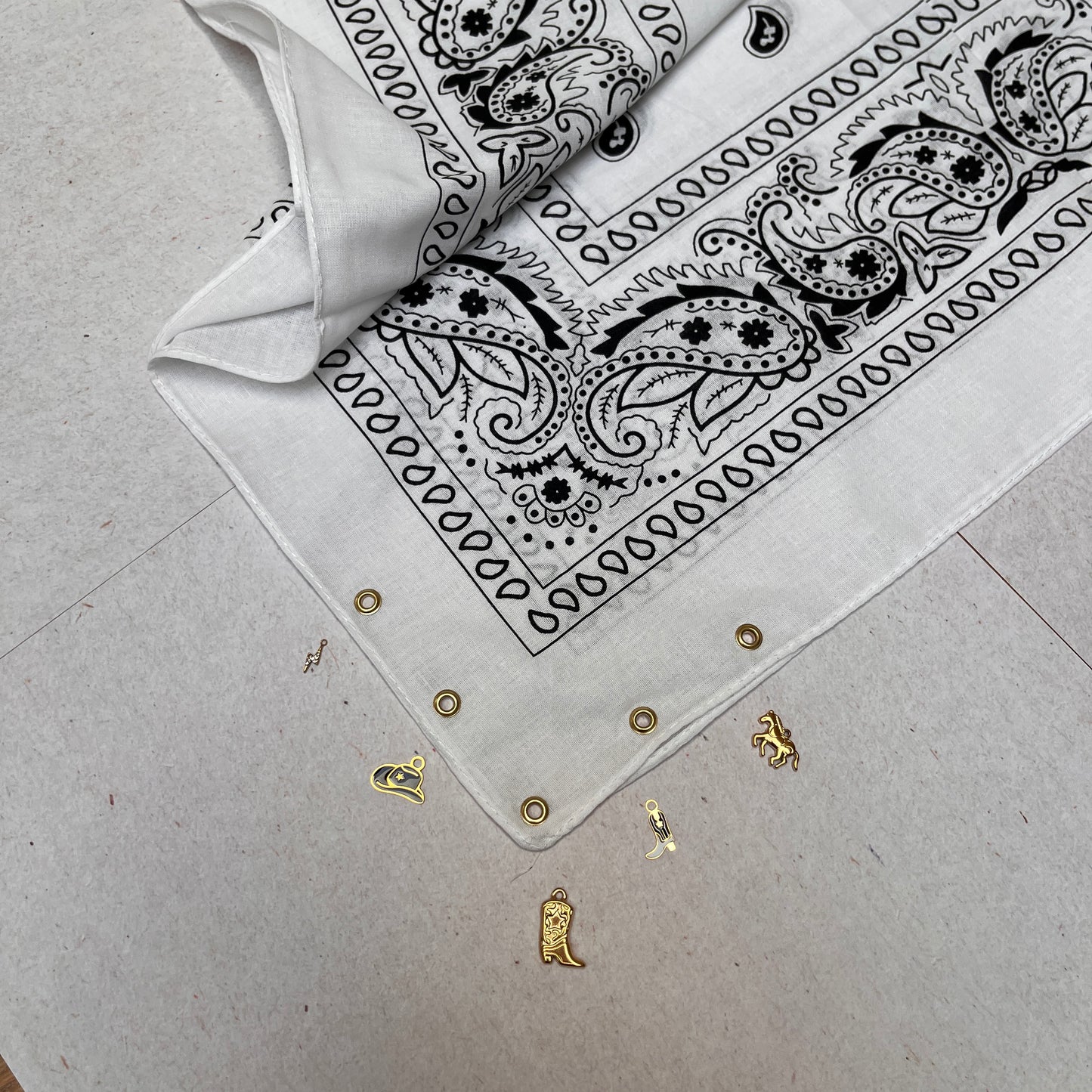 Bandana à Charm's – Édition blanc