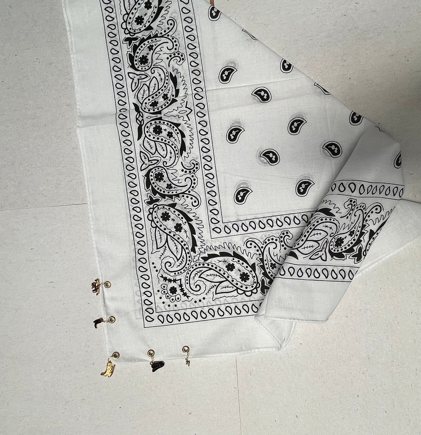 Bandana à Charm's – Édition blanc
