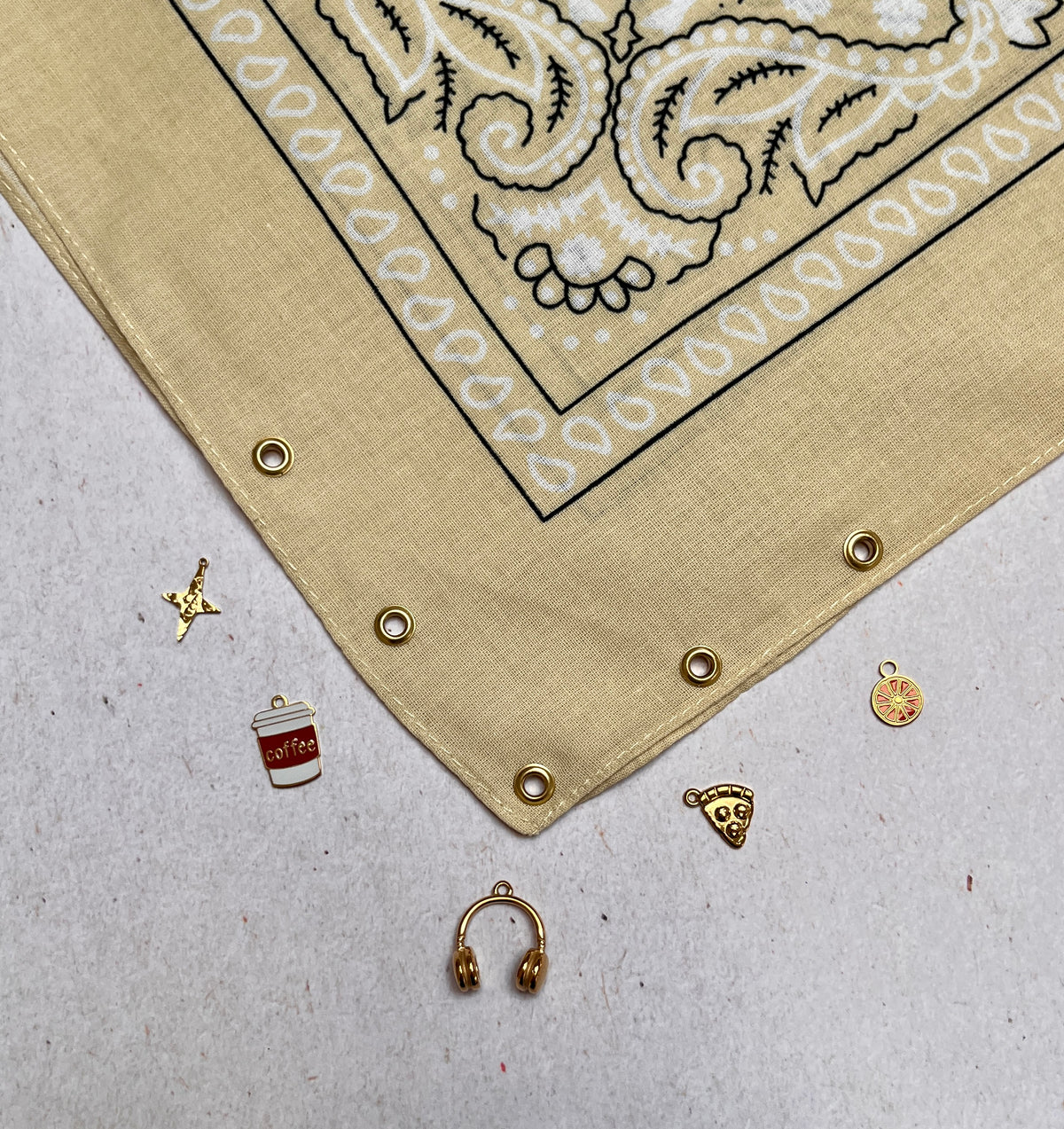Bandana à Charm's – Édition Beige