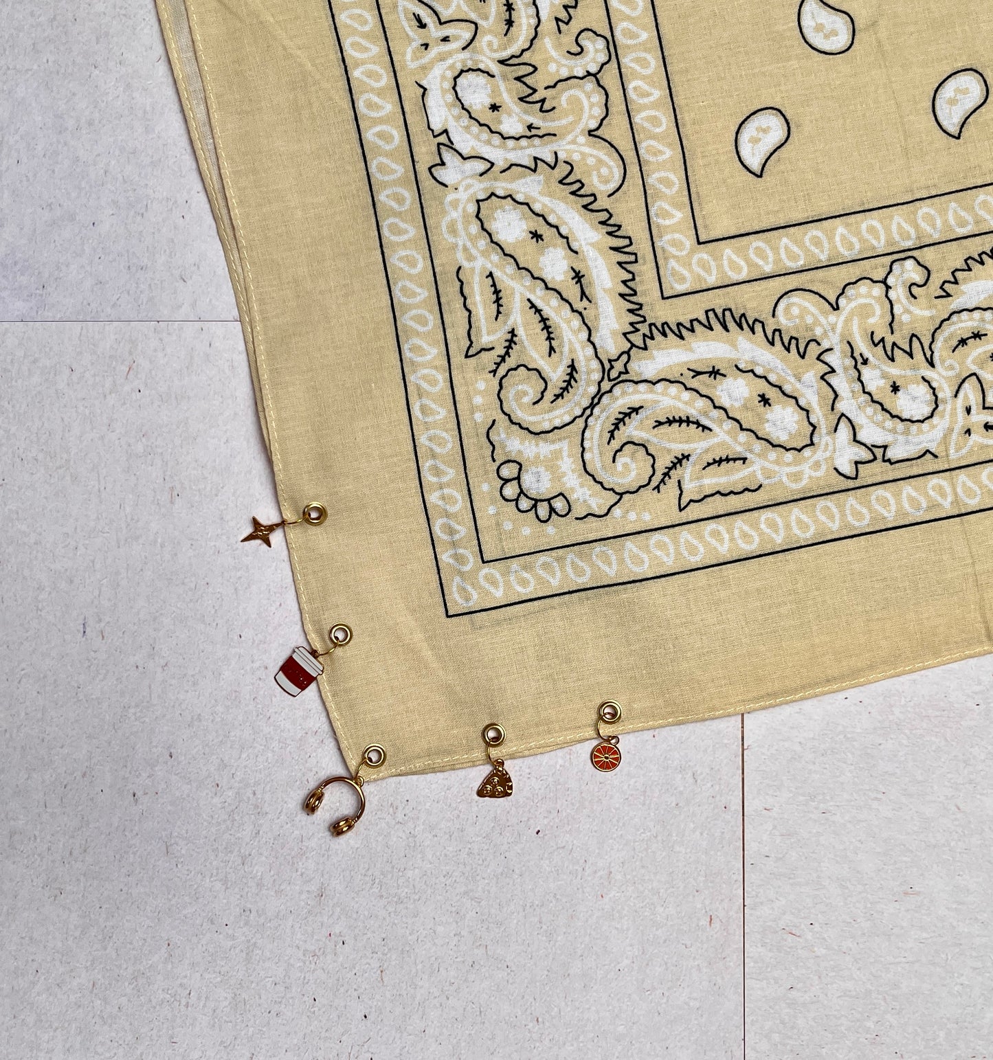 Bandana à Charm's – Édition Beige